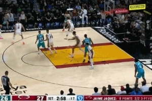 這顛投真準！三球迎著防守人不講理三分再進還加罰！4中4了！