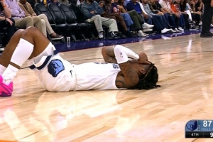 扒拉完就跑！海斯-戴維斯?fàn)幥虼虻侥m特眼睛