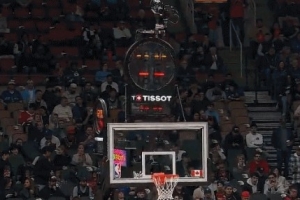 早干嘛去了！猛龍主場比賽開打 計時器還沒調(diào)試好...