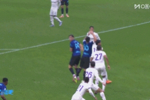 可惜！鄧弗里斯禁區(qū)內(nèi)機會被封堵，后續(xù)佛羅倫薩解圍險些自擺烏龍