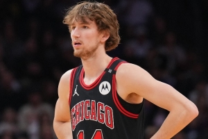 表現(xiàn)不俗！布澤利斯半場11投7中&三分2中2 得到17分3板1斷