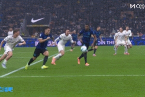 勞塔羅和埃斯波西托禁區(qū)先后倒地，裁判沒有表示