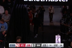 希望沒事?。√乩?楊膝蓋被隊友壓到 隨后返回更衣室