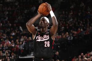 青島外援開始發(fā)揮！杜普-里斯連續(xù)三分命中 還防努爾基奇失誤