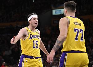 里夫斯壓哨絕殺球進(jìn)燈亮！東契奇發(fā)推：GOAT