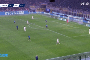 錯失單刀！佛羅倫薩后場失誤，巴斯托尼帶球突入禁區(qū)后打門撲出