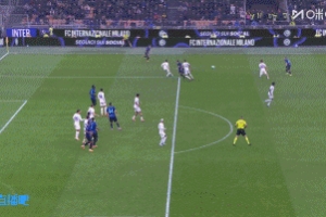 埃斯波西托禁區(qū)倒地，VAR介入后依舊沒有判罰點球