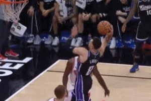 扣籃王之姿！拉文突破秀單臂戰(zhàn)斧劈扣