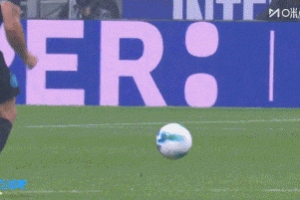 勞塔羅遭古德蒙德森飛鏟，隨后痛苦倒地