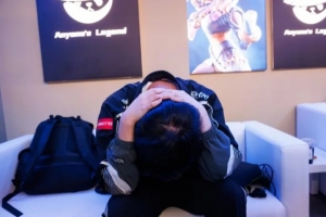 AL賽后返圖：隊(duì)員懊惱抱頭，Tarzan雙手扶額，Tabe遙望轉(zhuǎn)播采訪的Faker