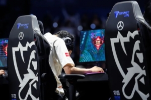 LOL官推分享水晶爆炸時(shí)Shanks捂臉的照片并配文：夢(mèng)想破滅