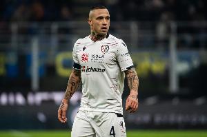 踢球的使命！納因戈蘭：父親避債離家出走，母親獨自撫養(yǎng)5個孩子