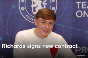 中后場多面手！切爾西官方：和17歲小將萊維-理查茲簽下職業(yè)合同