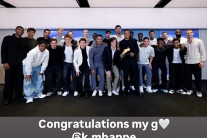 姆巴佩領(lǐng)取歐洲金靴獎(jiǎng)！貝林厄姆社媒曬全隊(duì)合影：祝賀我的兄弟