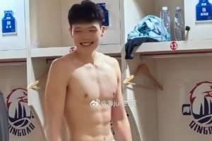 媒體人：楊瀚森在CBA練出了八塊腹肌 現(xiàn)在是NBA教練要求他增重