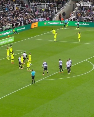 系鞋帶導(dǎo)致丟球！名宿批熱刺防守：太幼稚了，指望裁判吹停比賽