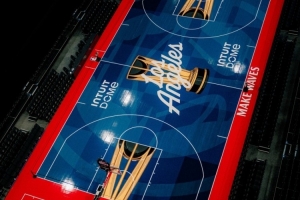 快船已為明天的NBA杯做好準(zhǔn)備！剛鋪好的NBA杯球場(chǎng)地板顏值如何？