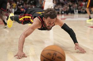 此前被壓到膝蓋傷退！美記：特雷-楊已返回亞特蘭大進(jìn)行MRI檢查