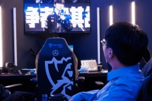 LOL官推分享Tabe看Faker賽后采訪照片：最高的山，最長(zhǎng)的河