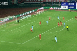 梅州逃過一劫！佩尼亞中路一漏，閆鵬點(diǎn)球點(diǎn)打門擊中立柱彈出