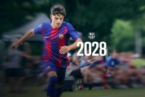 世體：小將埃斯帕特成為巴薩一線隊(duì)訓(xùn)練?？?，展現(xiàn)出色邊后衛(wèi)能力