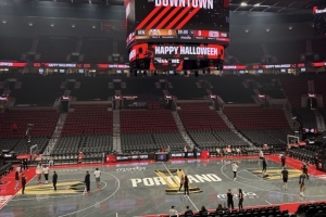 新賽季NBA杯首戰(zhàn)遇上萬圣節(jié)！開拓者隊(duì)記曬球隊(duì)主場(chǎng)地板