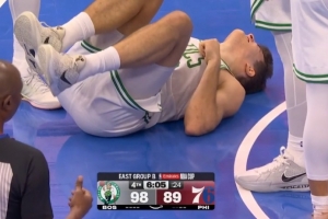 不講武德！恩比德被犯規(guī)后空中蜷縮 踢到對(duì)方敏感部位&感覺(jué)很疼