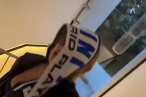 整蠱女友頭戴皇馬圍巾叫醒正在睡覺的維尼修斯：你喜歡嗎？