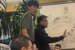 楊瀚森深夜吃夜宵不自律？解說：美國點(diǎn)外賣超貴 小楊也沒請廚師