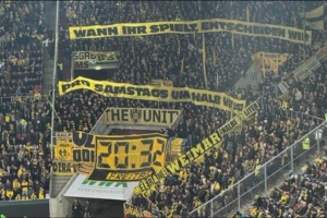 sport1：多特球迷抗議賽程安排，致該隊和奧格斯堡的比賽多次中斷