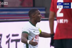 法比奧單刀球過掉門將后接觸倒地，主裁判和VAR認(rèn)定不是點球