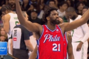 打高興了！恩比德突破打成2+1&煽動(dòng)主場(chǎng)球迷情緒