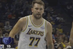 爐火純青！東契奇撤步三分飆中 湖人繼續(xù)咬住比分