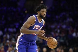 絕殺三分超時(shí)且打鐵！恩比德14中6拿到20分6板4助2帽