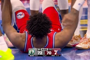 過(guò)分了嗷！小白沖搶恩比德犯規(guī) 恩比德直接作出投籃姿勢(shì)&夸張摔倒