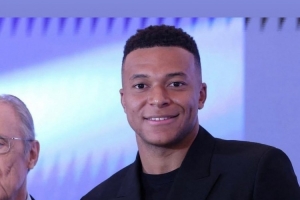 榜樣！伊桑-姆巴佩祝賀哥哥領(lǐng)取歐洲金靴獎：為你驕傲