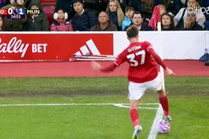 曼聯(lián)進(jìn)球的角球“莫須有”？！慢鏡頭顯示，森林后衛(wèi)控球未出界