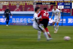 逃過一劫？卡米洛飛蹬江文豪腹部染黃，VAR介入認(rèn)定非紅牌