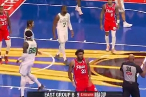 老慣犯了！恩比德滯空跳投打進(jìn)2+1 面對(duì)觀眾席做不雅慶祝動(dòng)作