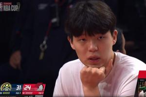 今天有沒有機(jī)會上？轉(zhuǎn)播鏡頭給到楊瀚森 小楊左手托腮