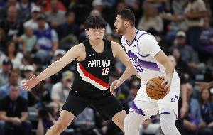 解說：若是之前輪換時(shí)間小楊是能對上約基奇的 他是長期培養(yǎng)對象