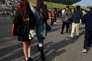 媒體人：現(xiàn)場(chǎng)沒(méi)見(jiàn)幾個(gè)穿TES隊(duì)服的 全是T1和Faker Doran都有人穿