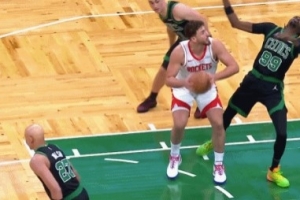 夸張了！布歇防守對抗后仰倒地 被吹假摔送火箭1分