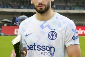 送出精彩助攻！官方：恰爾汗奧盧當(dāng)選國(guó)米2-1維羅納全場(chǎng)最佳