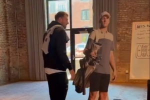 整活！東契奇一把推倒里夫斯等高紙板 兩人高爾夫推桿不忘互損