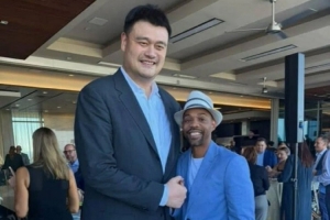 老熟人了！媒體人曬照：姚明與前隊友“街球王”阿爾斯通合照