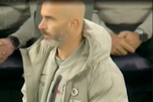 馬雷斯卡比賽中手插褲兜撓私處，球迷吐槽：他的蛋蛋總是很癢