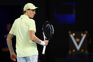 下手太狠！辛納62分鐘兩盤(pán)速勝茲維列夫，進(jìn)巴黎大師賽決賽