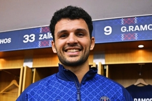 補(bǔ)時(shí)絕殺！貢薩洛-拉莫斯獲贈(zèng)巴黎百場(chǎng)里程碑紀(jì)念徽章