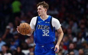 記者：弗拉格控運(yùn)投射短板被放大 獨(dú)行俠既夾不下CC又頂不住杜倫